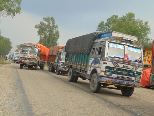 सडक बाढीले अवरुद्ध