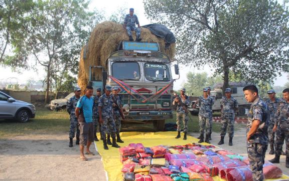 भन्सार छल्न खोज्ने ट्रक भन्सार छल्न खोज्ने ट्रक