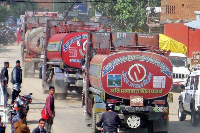 भारतीय भन्सारमा रोकिएका ट्याङ्कर नेपाल भित्रिए
