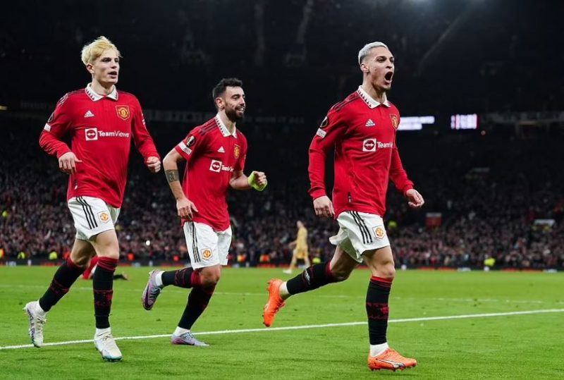 बार्सिलोनालाई पराजित गर्दै म्यानचेस्टर युनाईटेड अन्तिम १६ मा