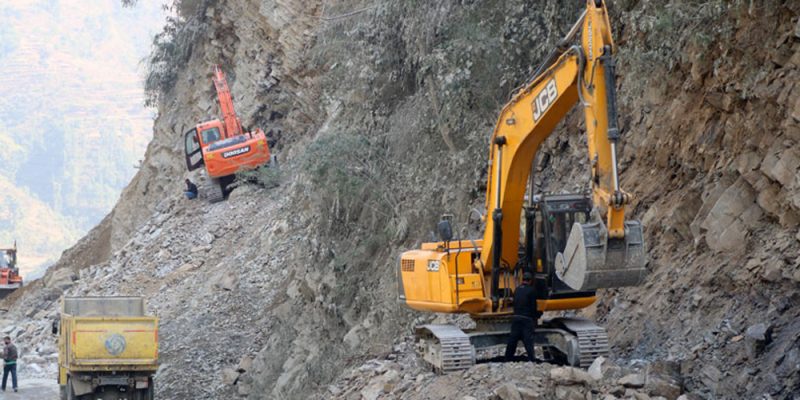 नारायणगढ–मुग्लिन सडकमा भित्तो काट्न सकस