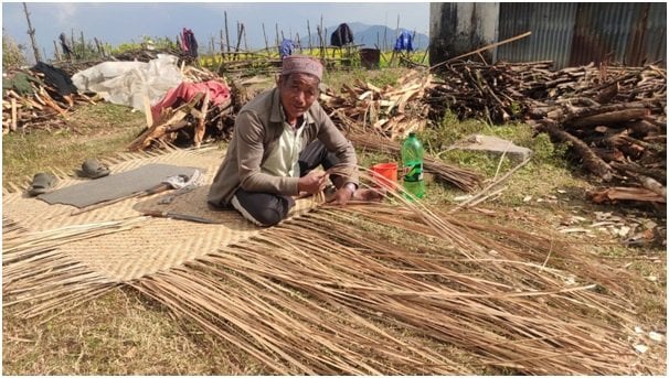 मान्द्रा बुनेरै जीविकोपार्जन गर्दै ग्याल्बो शेर्पा