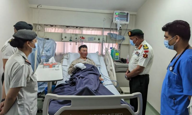 सेनाका सगरमाथा आरोहीको थप उपचार भारतमा