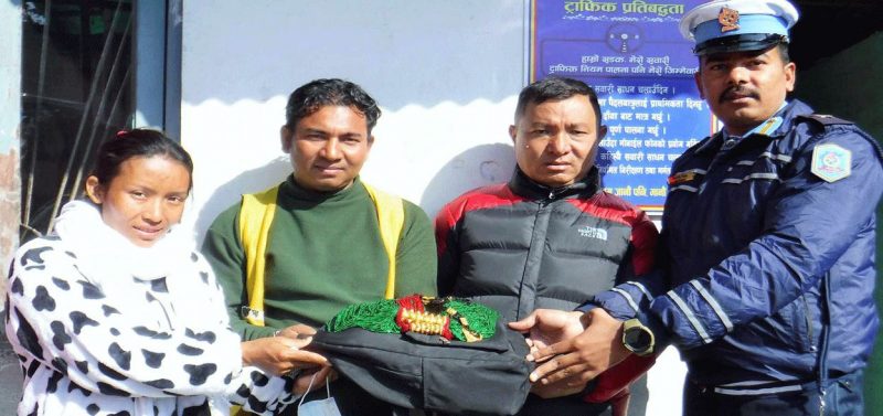 ट्याक्सीमा छुटेका गहना