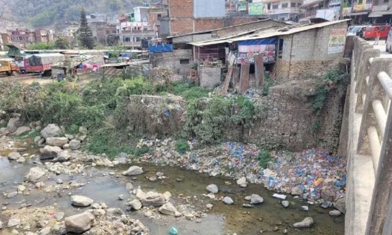 अतिक्रमणको चपेटामा चुँदीखोला