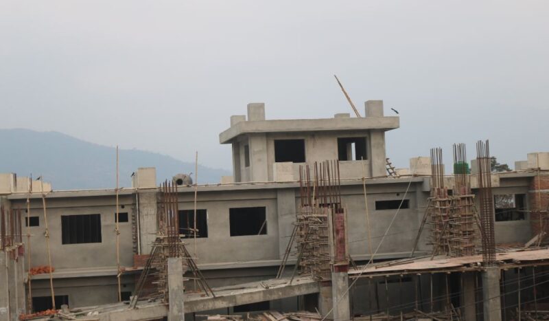 अस्पताल भवन निर्माण रोकियो