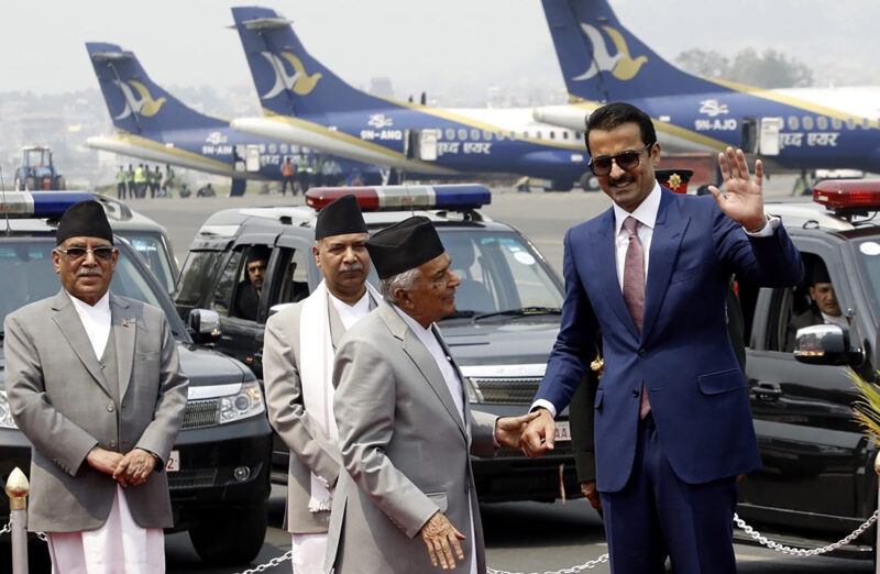 मित्रराष्ट्र कतारका अमिर शेख तमिम विन हमाद अल थानी नेपालको दुई दिने राजकीय भ्रमण सम्पन्न गरी आज फिर्ता हुनुभएको छ । उहाँलाई बिदाइ गर्न राष्ट्रपति रामचन्द्र पौडेल त्रिभुवन अन्तर्राष्ट्रिय विमानस्थल पुग्नुभएको थियो ।  सो अवसरमा उपराष्ट्रपति रामसहाय प्रसाद यादव, प्रधानमन्त्री पुष्पकमल दाहाल ‘प्रचण्ड’, सभामुख देवराज घिमिरे, उपप्रधानमन्त्री एवं परराष्ट्रमन्त्री नरायणकाजी श्रेष्ठ, उपप्रधानमन्त्री एवं भौतिक पूर्वाधार तथा यातायातमन्त्री रघुविर महासेठ, ऊर्जा जलस्रोत तथा सिँचाइ मन्त्री शक्तिबहादुर बस्नेत, संस्कृति, पर्यटन तथा नागरिक उड्डयन मन्त्री हितबहादुर तामाङ, मुख्यसचिव वैकुण्ठ अर्याललगायत उपस्थित हुनुहुन्थ्यो । कतारका अमिरको बिदाइका अवसरमा नेपाली सेनाको एक टुकडीले २१ तोपको सलामीसहित सम्मान गारत अर्पण गरेको थियो । राष्ट्रपति रामचन्द्र पौडेलको मैत्रीपूर्ण निमन्त्रणामा उहाँ मङ्गलबार यहाँ आइपुग्नु भएको थियो । कतारका अमिरले सोही दिन साँझ राष्ट्रपति पौडेलसँग राष्ट्रपति कार्यालय शीतल निवासमा भेटवार्ता गर्नुभएको थियो । भेटवार्तापछि राष्ट्रपति पौडेलले उहाँको सम्मानमा सोही दिन साँझ राजकीय भोजको आयोजना गर्नुभएको थियो ।  आज प्रधानमन्त्री पुष्पकमल दाहाल ‘प्रचण्ड’ र कतारका तर्फबाट अमिर तमिमसहितको प्रतिनिधिमण्डलबीच वार्ता भएको थियो । उक्त वार्ताका क्रममा दुईदेशबीच आपसी सहकार्यसम्बन्धी विभिन्न विषयमा समझदारी भएको छ ।  नेपाल र कतारबीच सन् १९७७ जनवरी २१ मा कूटनीतिक सम्बन्ध स्थापना भएपछि कतारका अमिरको यो पहिलो नेपाल भ्रमण हो । नेपालले सन् २००० जुलाई ११ मा दोहामा राजदूतावास स्थापना गरेको थियो भने कतारले काठमाडौँमा सन् २०११ अगष्टमा राजदुतावास स्थापना गरेको थियो ।