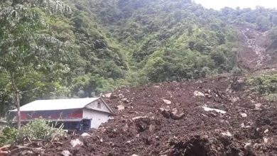 पहिरोले तीन घर पुरिँदा