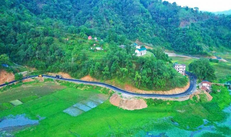 रुपातालको किनारमा पक्की सडक रुपातालको किनारमा पक्की सडक