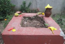 तुलसीको दल राखिँदै