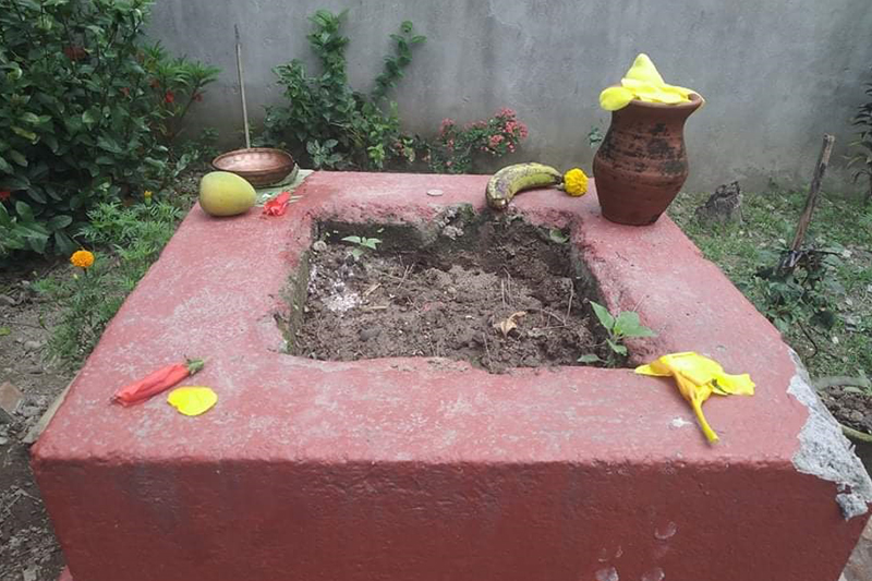 तुलसीको दल राखिँदै