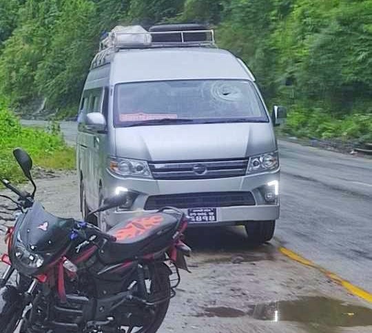 माइक्रोबसमा ढुङ्गा खस्दा