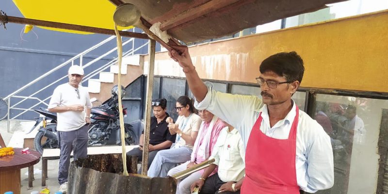 चिया बेचेरै मासिक एक लाख कमाउँछन् विनोद