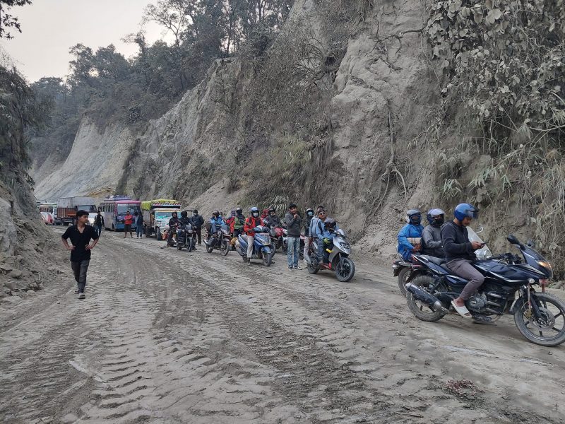 समयमा काम नहुँदा दाउन्ने सडकखण्डको यात्रा कष्टपूर्ण